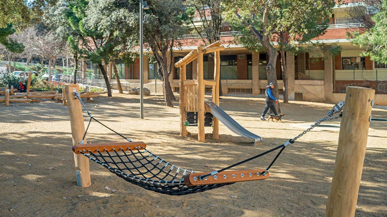 Parque infantil de ROBINIA en los Jardines de las Huertas de San Bertran, Barcelona