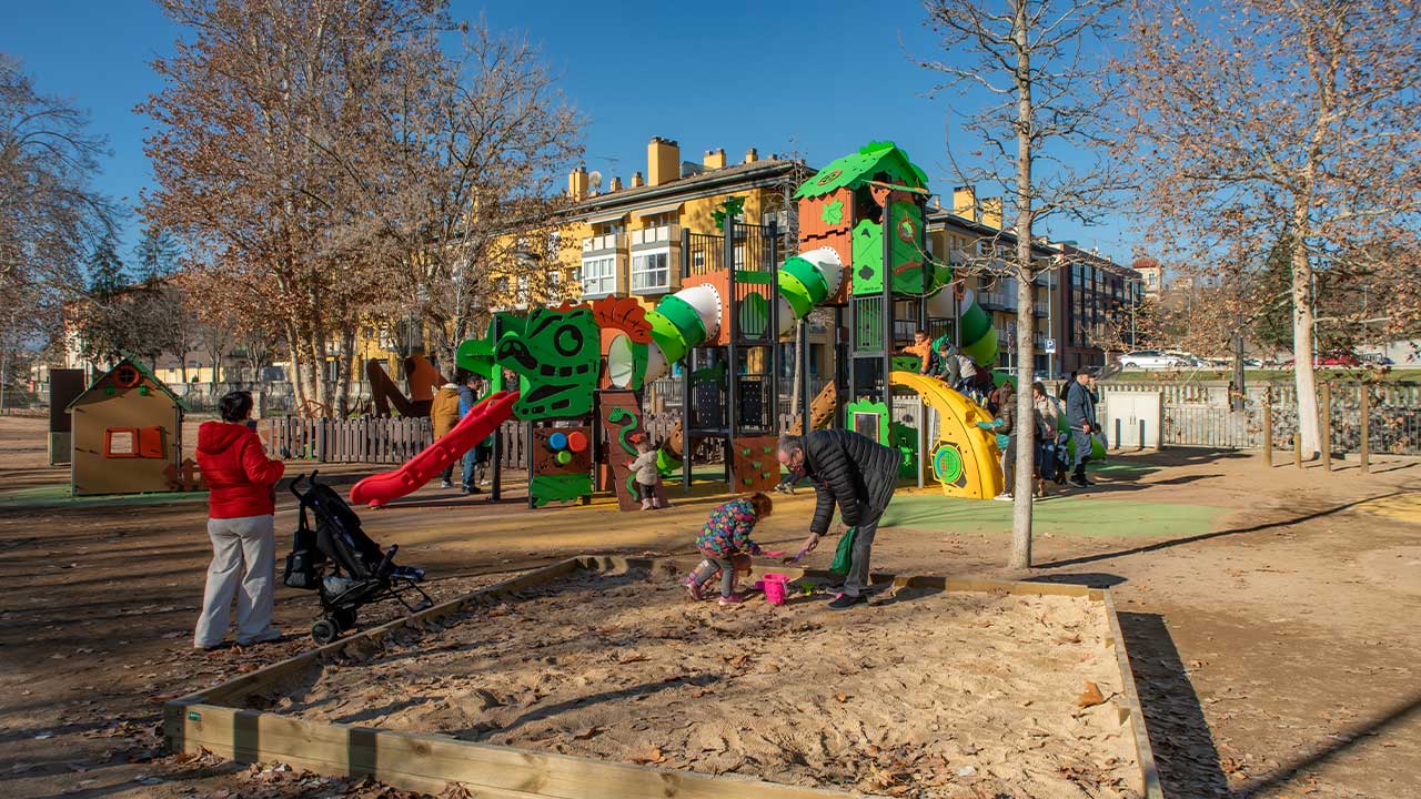 Inauguración del parque infantil temático El Serpent, hecho a medida, en Manlleu